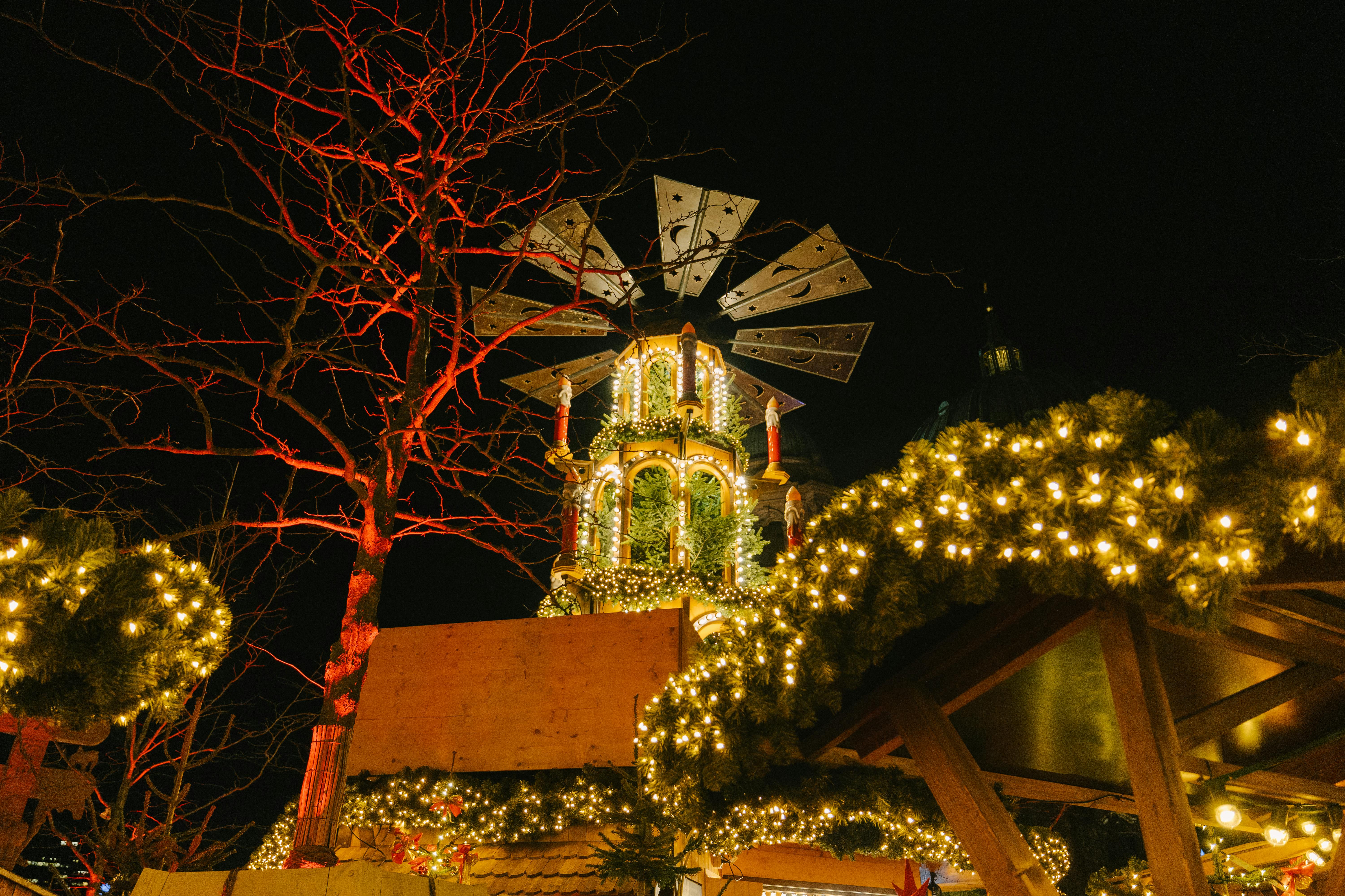 Bancarelle delle associazioni, cioccolata calda e aperitivo. 