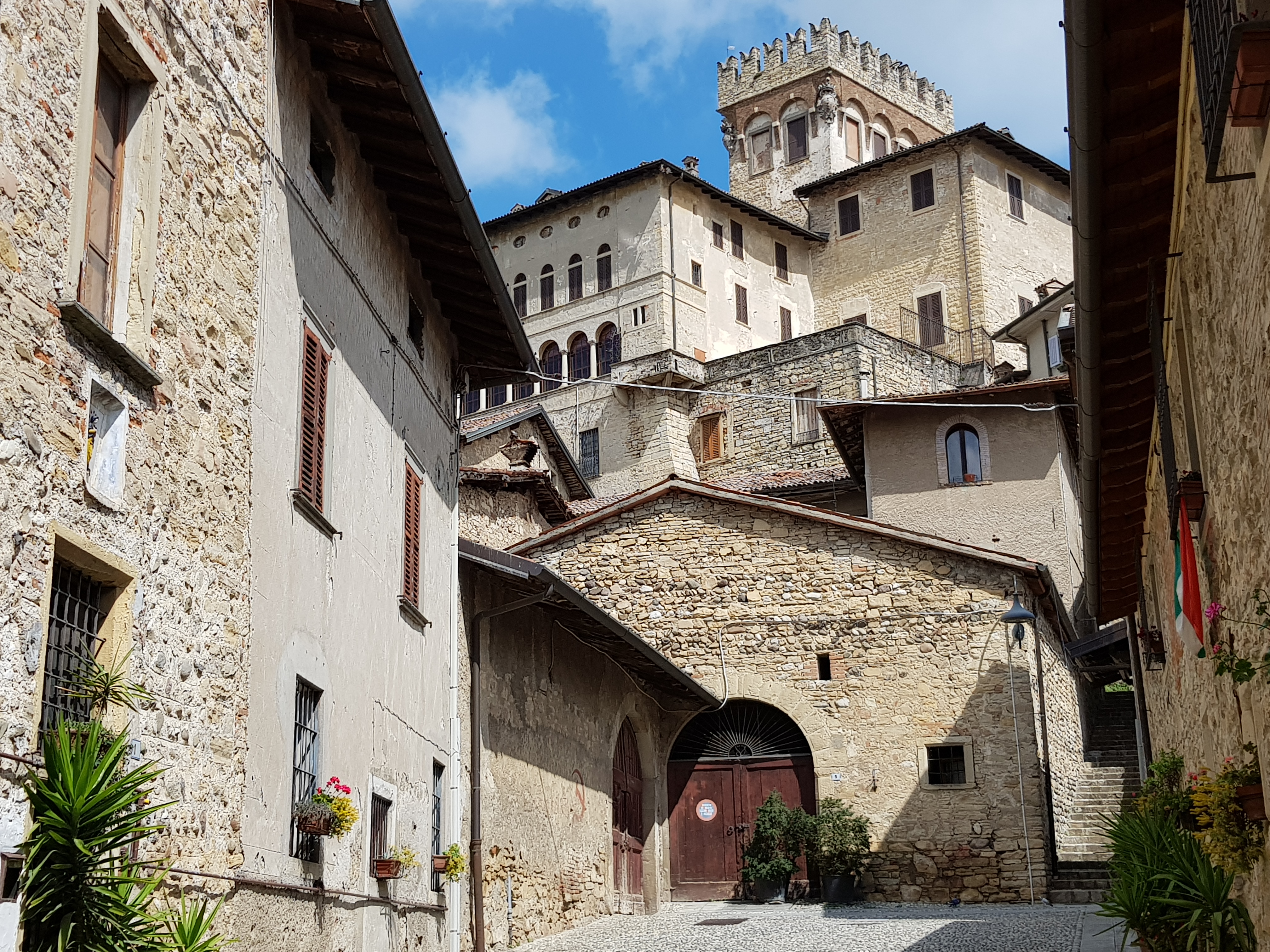 Visite guidate al Castello Camozzi Vertova in collaborazione con Terre del Vescovado e la guida turistica Tosca Rossi di Terre di Bergamo.
