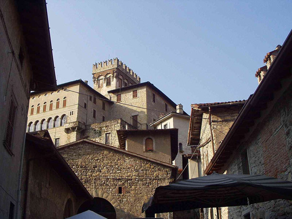 Visita guidata alla scoperta di Palazzo Gout, del borgo medioevale e dei luoghi della storia di Costa di Mezzate. 