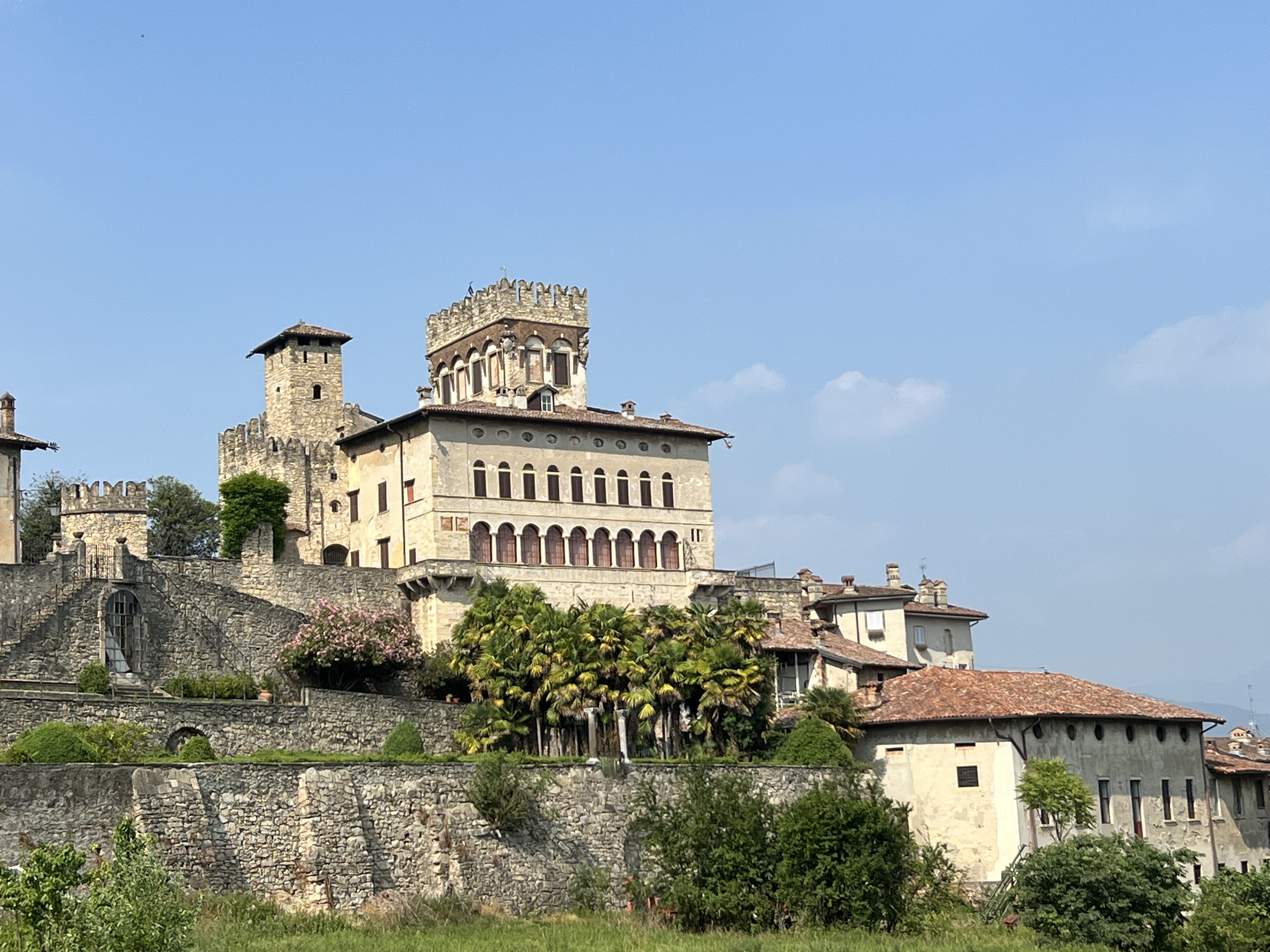 Visita guida a Castello: corte, piano ipogeo e piano nobile, con aperitivo finale.